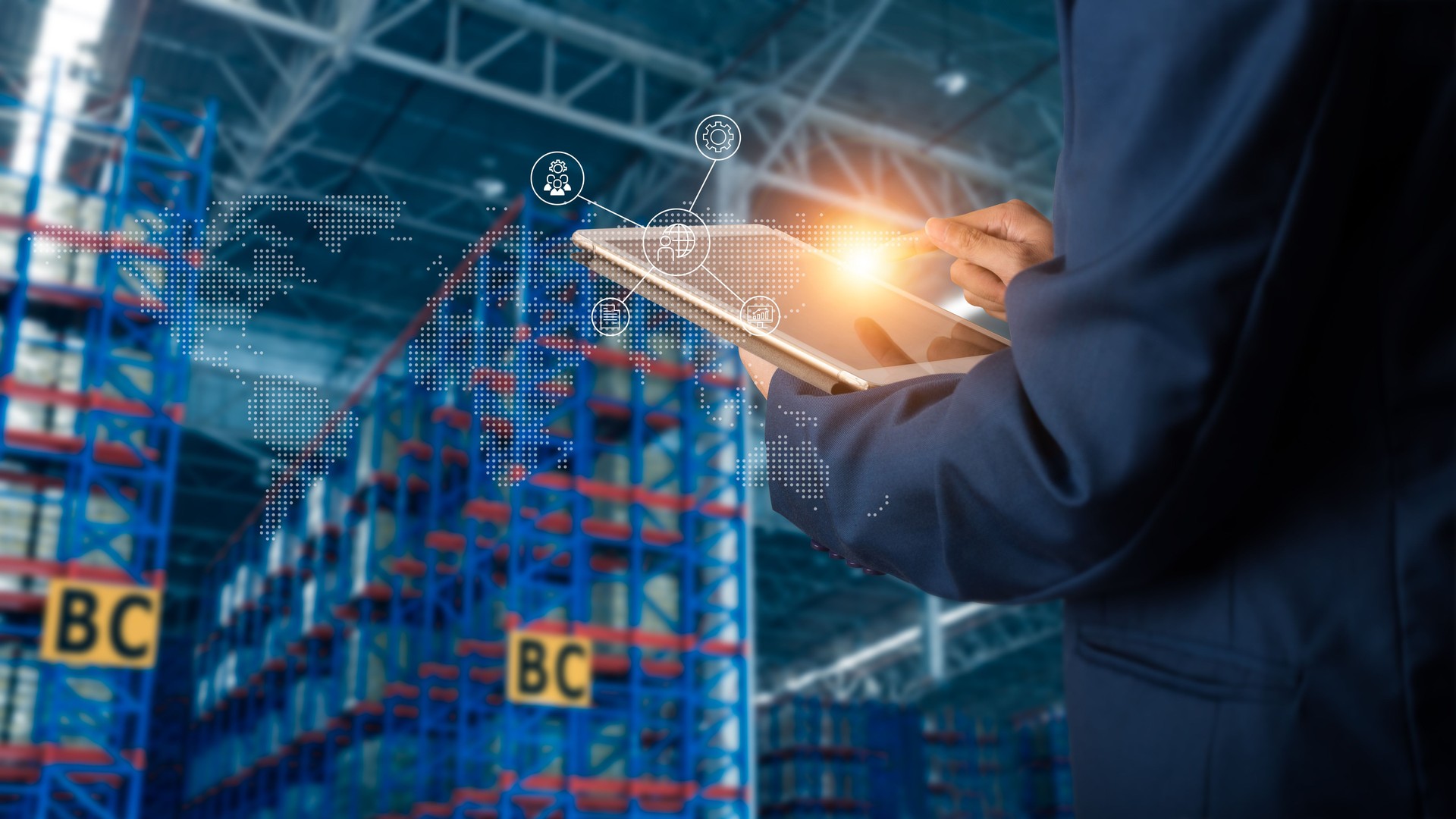 Concept de logistique et transport du concept industrie 4.0 : gestionnaire homme d’affaires à l’aide de tablette vérification et contrôle et planification pour la logistique d’entrepôt commercial moderne.