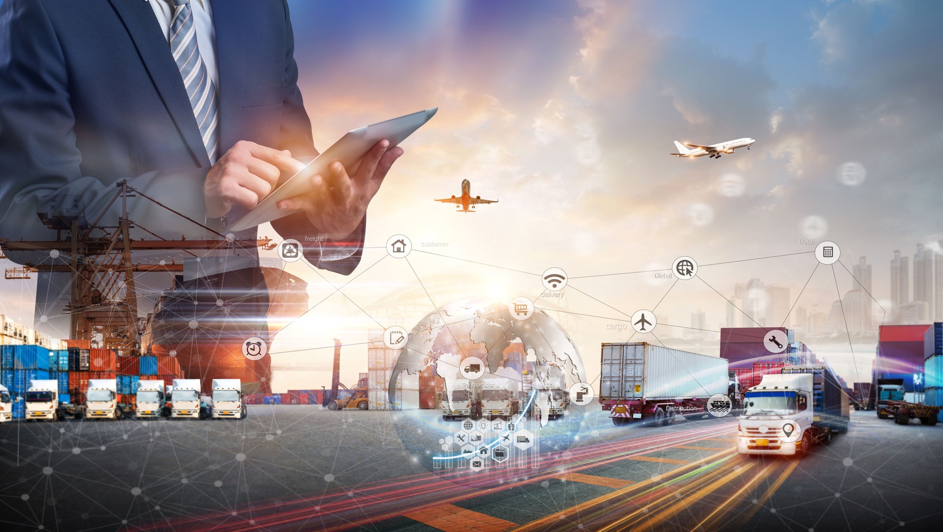 Concept logistique de technologie intelligente, Homme d’affaires touchant la carte du monde à écran virtuel de la distribution du réseau logistique mondial, Camionnage de fret aérien, Transport ferroviaire et maritime maritime, Commandes de marchandi